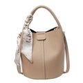Bolso bombonera beige con textura lichi, pañuelo decorativo y correa delgada - Caqui
