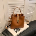 Caramel Leder Beuteltasche mit geometrischem Webgurt und dekorativem Hasenanhänger - Braun (Ohne Anhänger)