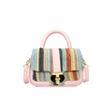 Borsa a tracolla rosa con patta a righe intrecciate e chiusura a T dorata - Rosa