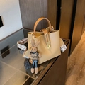 Beige Beuteltasche mit gemustertem Gurt und süßem Kaninchen-Anhänger aus Metall - Khaki (Mit Kaninchen-Anhänger)