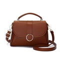 Borsa sottobraccio in pelle marrone con fibbia dorata e tracolla regolabile caramello - Cuoio