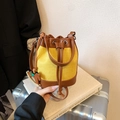 Bolso saco retro de lona amarilla y marrón con colgante de caballo balancín - Amarillo