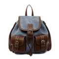 Zaino in denim retrò con tela blu scuro e patta in pelle marrone dallo stile vintage - Blu