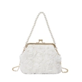 Borsa da sera da sposa bianca con rose in chiffon, perle e chiusura in metallo oro - Bianco