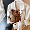 Bolso cubo de lona vintage con ribete de cuero marrón y detalle de dije de caballo - Marrón
