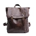 Vintage dunkelbrauner Kunstleder Rucksack mit Schnallenriemen auf weißem Hintergrund - Braun