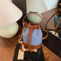 Bolso cubo retro en denim azul y cuero marrón con colgante de caballo de madera - Azul