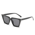 Lunettes de soleil œil-de-chat carrées avec monture noire et bordures en métal argenté - Taille Unique / Monture Noire / Verres Noirs
