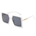 Occhiali da sole squadrati bianchi oversize con catena dorata e strass sulle stanghette - Montatura Bianca Lenti Grigie