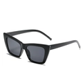 Retro schwarze Katzenaugen-Sonnenbrille mit breitem Rahmen und dunkelgrauen Gläsern - Schwarzer Rahmen Graue Gläser