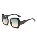 Polygonale Sonnenbrille mit schwarzem Rahmen und blau-orangefarbenen Verlaufsgläsern - Schwarzer Rahmen Grün-gelbe Gläser