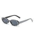 Lunettes de soleil ovales rétro avec monture à damier noir et blanc classique - Monture à Carreaux Verres Gris