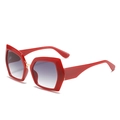 Rote polygonale Oversize-Sonnenbrille mit grauem Verlauf und Gold-Details - Roter Rahmen Doppelte Graue Gläser