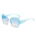 Occhiali da sole poligonali con montatura azzurra trasparente e lenti sfumate blu-rosa - Montatura Blu Lenti Blu Rosa