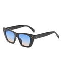 Occhiali da sole cat-eye retrò con montatura nera e lenti sfumate con borchie - Montatura Nera Lenti Blu Tè