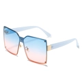 Lunettes de soleil carrées avec verres dégradés bleu-rose et monture bleu clair - Nouveau Style / Régulier (TVA 13 % incluse) monture dorée avec verres bleu rose
