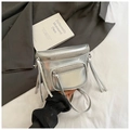 Sac bandoulière argenté métallisé avec plusieurs fermetures éclair et une sangle - Argent