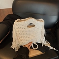 Elegante borsa a mano in tessuto crema con lunghe nappe e manico in stile bohémien - Bianco
