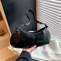 Borsa sottobraccio a mezzaluna in pelle lucida nera con trama stropicciata vintage - Nero Con Pendente