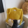 Borsa a spalla giallo brillante tessuta a mano con nappe boho e tracolla intrecciata - Giallo