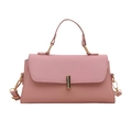 Rosa minimalistische Umhängetasche aus Leder mit goldfarbenen Metallbeschlägen - Rosa