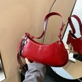 Borsa a spalla rossa lucida a mezzaluna con ciondolo a nappa e tracolla regolabile - Rosso Vino con Ciondolo