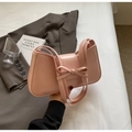 Detalle del bolso de cuero rosa con lazo elegante y múltiples correas de hombro finas - Rosa