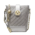 Silberne gewebte Eimertasche mit goldenem Drehverschluss und Erdnuss-Kettenanhänger - Silber