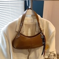 Borsa a spalla marrone scuro a mezzaluna in finta pelle lucida con charm a cuore - Marrone Scuro Con Pendente