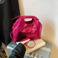 Metallisch rosafarbene Handtasche mit sichelförmigem Griff und Ledertextur - Metallic Rosarot