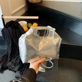 Silberne Handtasche mit Metallstruktur, Tragegriff und schmalem Schultergurt für Damen - Hellsilber