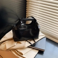 Minimalistische schwarze glänzende Ledertasche mit Hohlgriff und eleganter Textur - Hellschwarz