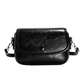 Bolso bandolera negro minimalista con textura de lichi y acabado brillante - Negro