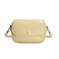 Bolso bandolera cuadrado amarillo crema con textura de lichi y herrajes metálicos plata - Amarillo
