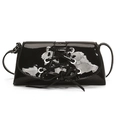 Bolso de hombro chic en charol negro con elegante diseño de cordones y ojales de plata - Negro