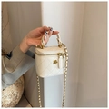 Weiße gesteppte Mini-Box-Tasche mit goldener Kette und Griff im Lifestyle-Stil - Weiß