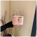 Rosa gesteppte Mini-Vanity-Tasche mit goldenem Blumenverschluss und Metallkette - Rosa