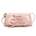 Bolso de hombro en charol rosa con cordones decorativos y ojales plateados - Rosa