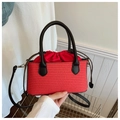 Sac cabas chic en paille rouge avec poignées en cuir noir et sac intérieur à cordon - Rouge