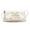 Bolso de hombro en charol blanco crema con detalle de correas cruzadas y ojales metálicos - Blanco