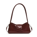 Bolso de hombro de charol burdeos con un lazo decorativo y acabado brillante - Rojo