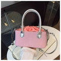 Sac à main rose en paille tissée avec poignée en métal argenté et doublure assortie - Rose