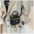 Mini gesteppte Umhängetasche in Schwarz mit Goldkette und Blumenanhänger - Schwarz