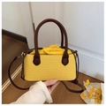 Sac à main en paille jaune avec anses en cuir marron et pochette intérieure jaune à cordon - Jaune