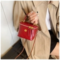 Rote Mini-Eimertasche mit Steppmuster, goldener Kette und elegantem Blumendetail - Rot