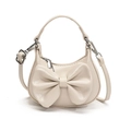 Mini Umhängetasche in Creme mit großer Schleife und elegantem Design in modischer Halbmondform - Weiß