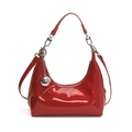 Sac demi-lune en cuir verni rouge avec breloque boule argentée et bandoulière réglable - Rouge