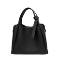 Bolso de mano minimalista en cuero negro con asa anudada y anillas metálicas oro - Negro
