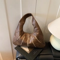 Bolso de hombro retro marrón oscuro con textura de cuero vintage y diseño plisado - Marrón