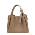 Bolso de mano caqui oscuro en piel litchi con herrajes dorados y diseño de trapecio - Caqui